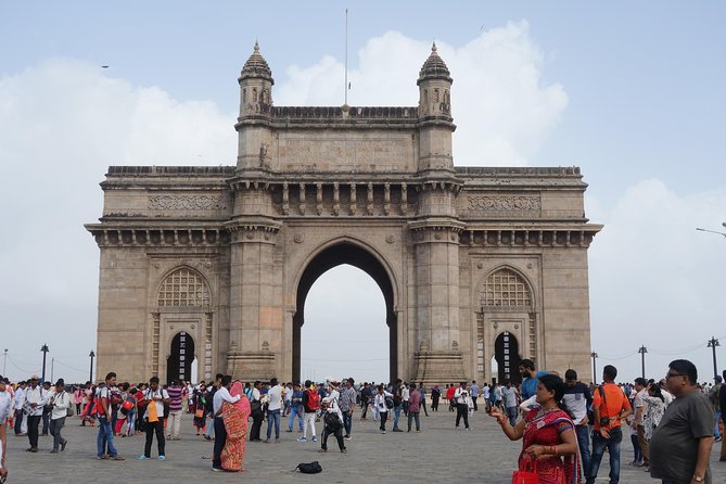 3 Days Complete Mumbai Tour Inclusive of Bollywood Studio Experience - Day 1 places of worship and sea-view breaks: Jain Temple and Hanging Gardens
