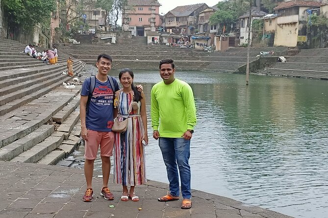 Banganga Walkeshwar Walking Tour - Banganga Tank steps: where daily life and puja share the same stairs