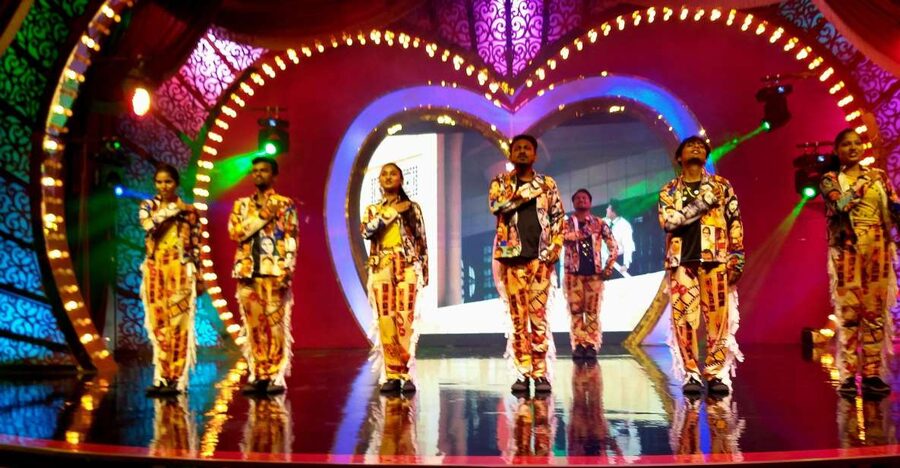 Bollywood Filmcity tour with Dance show. - Hotel pickup and the A/C coach: easy logistics, clear start