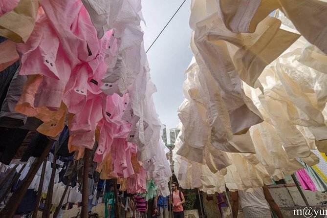 Dabbawala, Dhobi Ghat & Dharavi slum Tour with Local Train Ride - Stop 3: Dabbawala tribute statue and the citywide lunch route