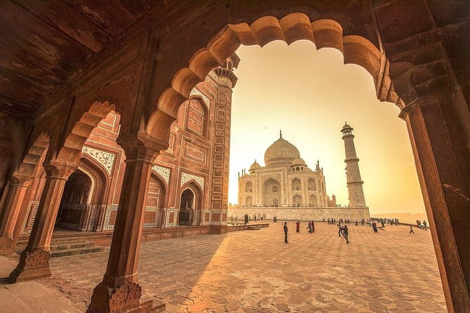 Discover Sailing at Iconic Gateway- Mumbai - Cruising Mumbai Harbor from Dhanraj Mahal