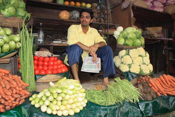 Explore the New colorful places in Mumbai Market Tour - Mangaldas cloth markets: fabrics, shopping temptations, and local trade logic