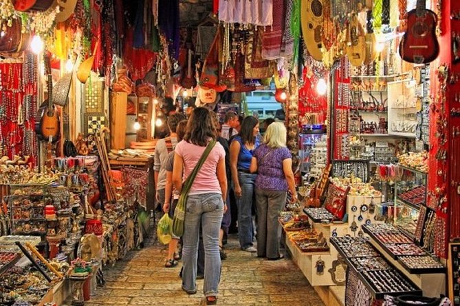 Magical Markets Tour in Mumbai with a local - Meeting at Shree Swaminarayan Mandir and Getting Oriented Fast
