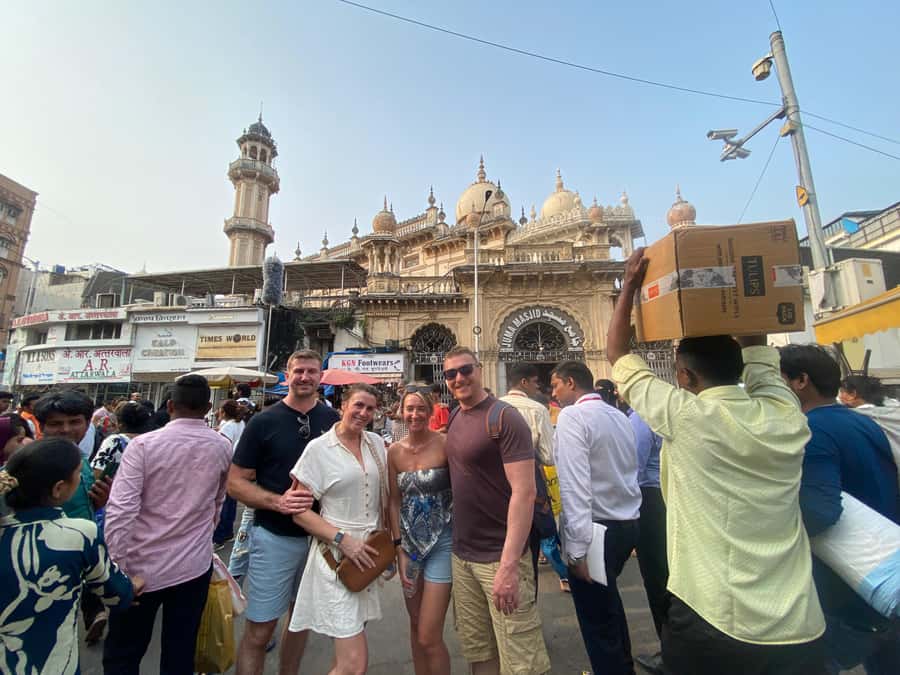 Mumbai: 2 Hours Markets And Temple Tour - The cow shelter and feeding cows for good karma