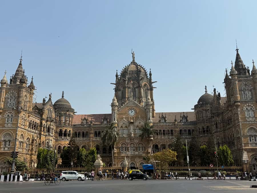 Mumbai: A Symphony of Seven Islands - Get Local in One Day - Getting Around Like a Mumbaikar: Bus, Train, Auto, and Short Cab Rides