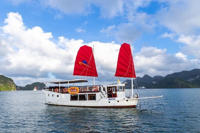 Mumbai Bay Breeze Sail on a Compact Yacht Experience - Best For Who: Couples, Small Families, and Harbor Lovers