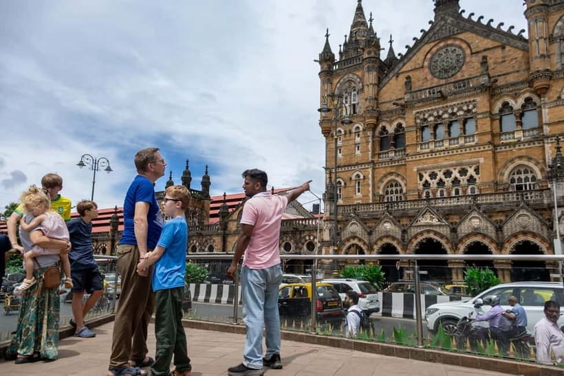 Mumbai: City & Slum Full-Day Exploration - How the 6 hours are paced: city icons plus real neighborhoods