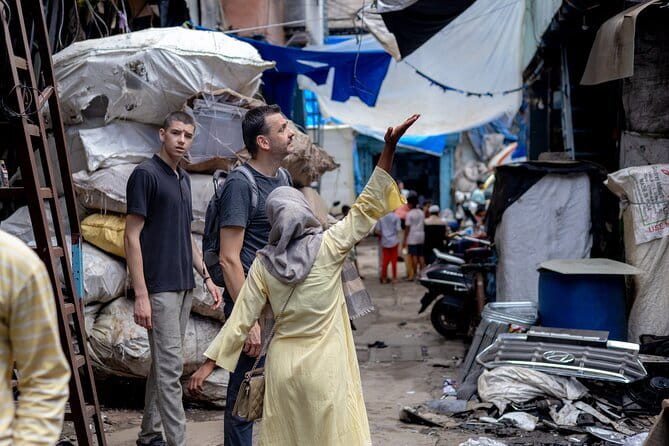 Mumbai Dharavi Slum, Dhobi Ghat & Dabbawala Lunchbox Tour - Stop 1: Dabbawala Food and the 40-Minute Delivery System Lesson