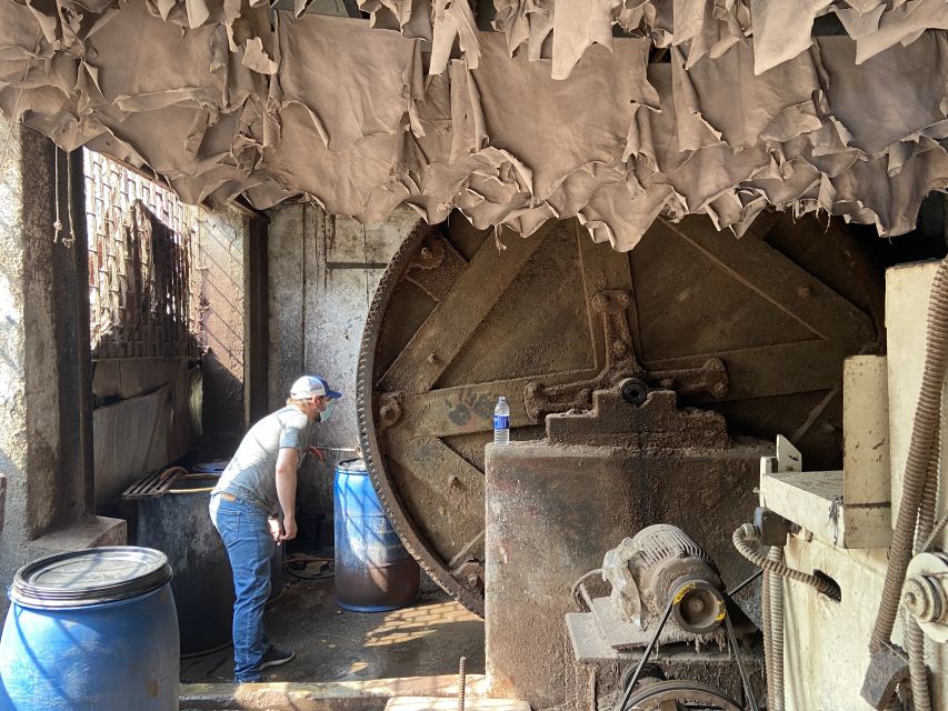 Mumbai: Dharavi Slum Tour with Dhobi Ghat (Open-Air Laundry) - Why Dharavi and Dhobi Ghat fit together