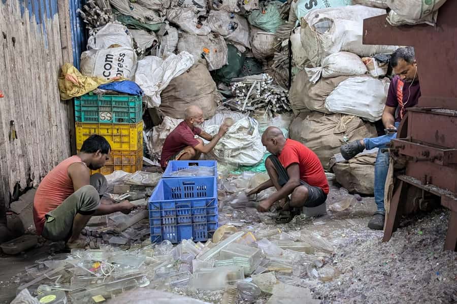 Mumbai: Dharavi Slumdog Tour -See the real Slum with a Local - The part that needs your attention: shop stops and mixed accuracy