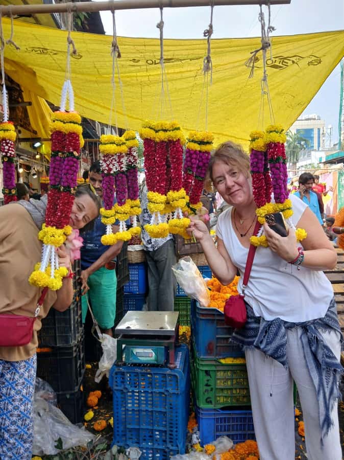 Mumbai:Dhobi Ghat Laundry,Dharavi Slum & Flower market Tour - The short ride to the flower market: color, scent, and commerce