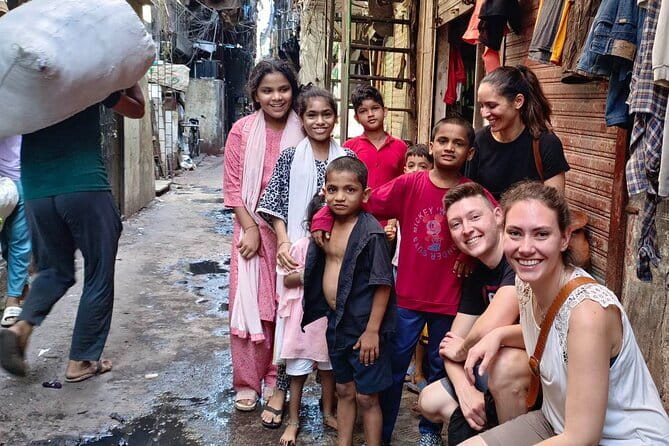 Mumbai: Dhobi Ghat Laundry & Dharavi Slum Tour with a Local - Getting around in 3 hours: the rhythm of trains and street navigation