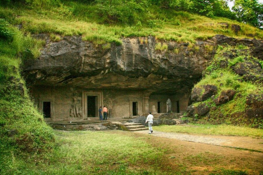 Mumbai: Elephanta Caves Half-Day Guided Tour with Expert - Inside the caves: Hindu, Buddhist, and Shiva in one visit
