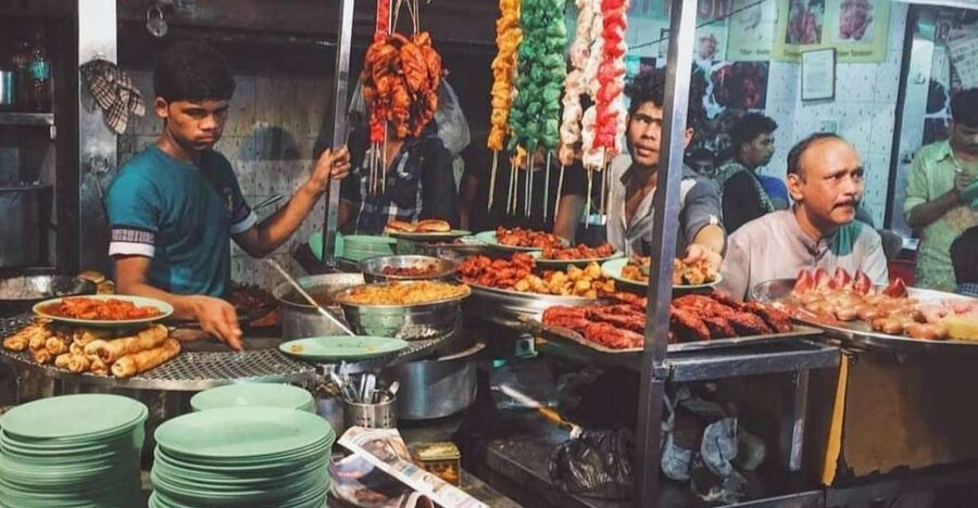 Mumbai: Evening Local Street Food Tour with Sightseeing - Mohammed Ali Road at night: kebabs that turn the volume up