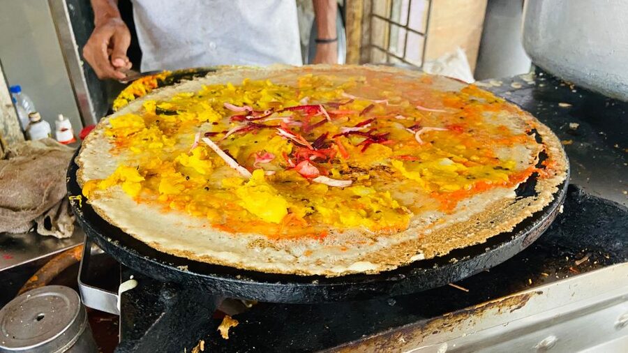 Mumbai: Evening Street Food Tasting & Cultural Market Tour - Churchgate, quick photo stops, and the local train segment