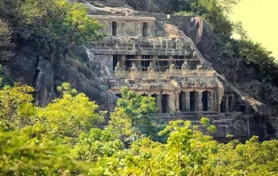 Mumbai: Full-Day Guided City Tour with Elephanta Caves - Walkeshwar Temple complex: ocean views with a calmer feel