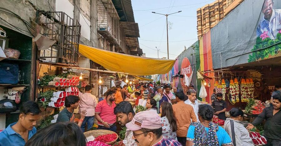 Mumbai Hidden Gems : Early Morning Tour with Expert Guide - The Fish Market Morning: Boats, Fresh Catch, and Fast Motion