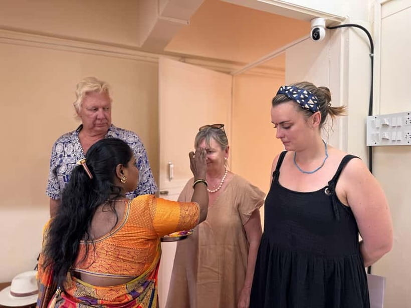 Mumbai: Indian Cooking Class & Cultural Delights - Guides and Home Cooks: Why the Teaching Feel Matters