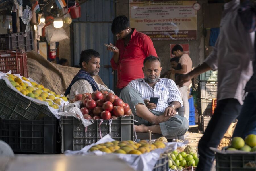 Mumbai: Local Markets & Temples Tour - Mangaldas Market: the largest indoor wholesale textile world