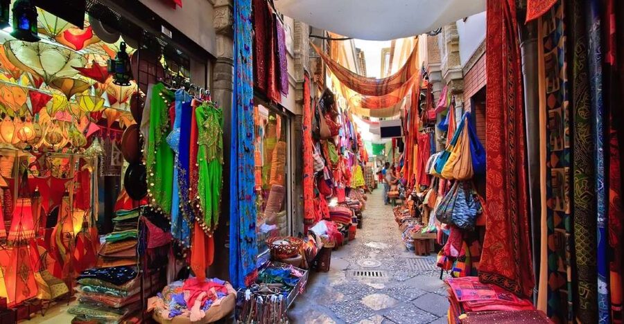 Mumbai: Magical Markets Tour - Meeting at Cafe Coffee Day near Noor Fort and keeping the pace