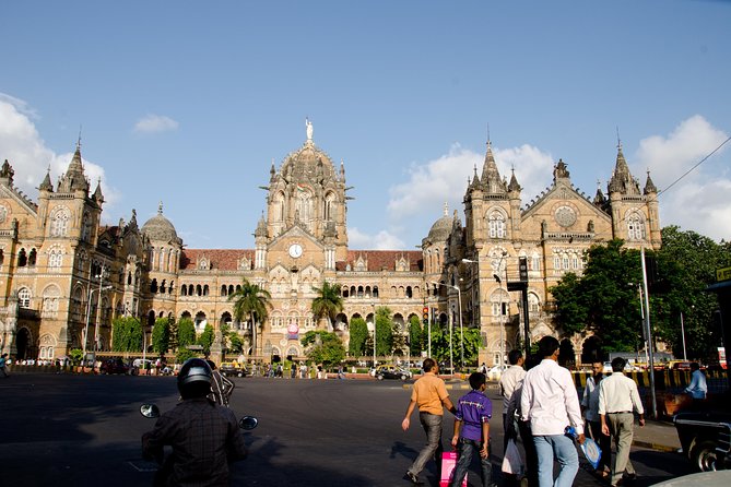 Mumbai Must See tour - Gateway of India: your starting point on the Arabian Sea