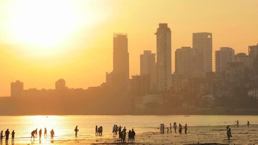 Mumbai Night Tour - A 3-hour night loop that starts at Friends Colony