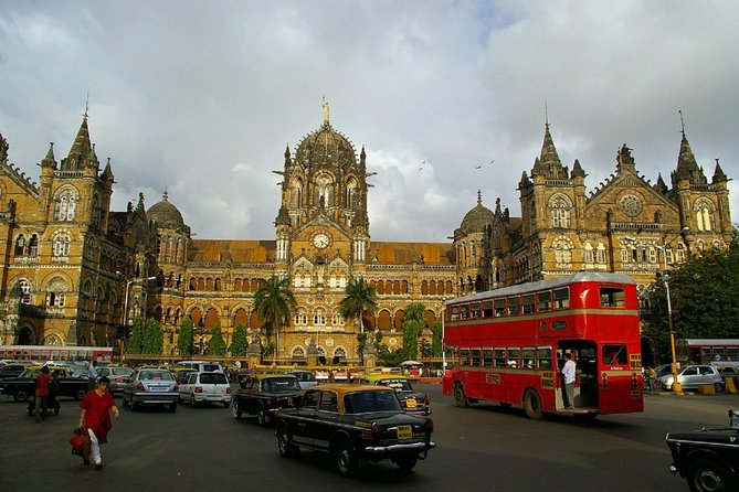 Mumbai Sightseeing Tour by Public Transport with family Lunch - Jain Temple (Walkeshwar Teen Batti): A Spiritual Stop With a 1904 Story