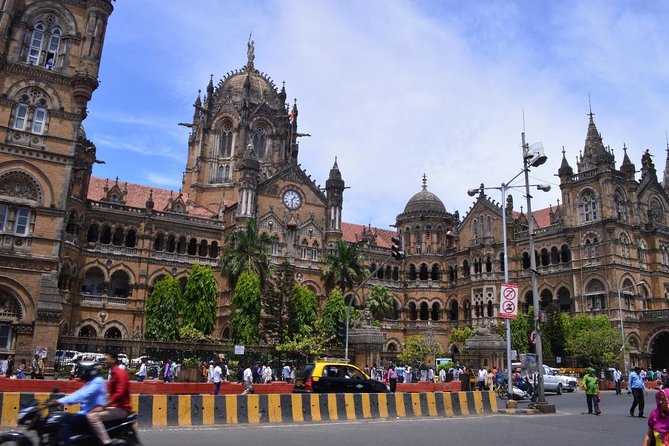 Mumbai Sightseeing with Dharavi Slum - Gateway of India and Taj Mahal Palace: starting with the skyline energy