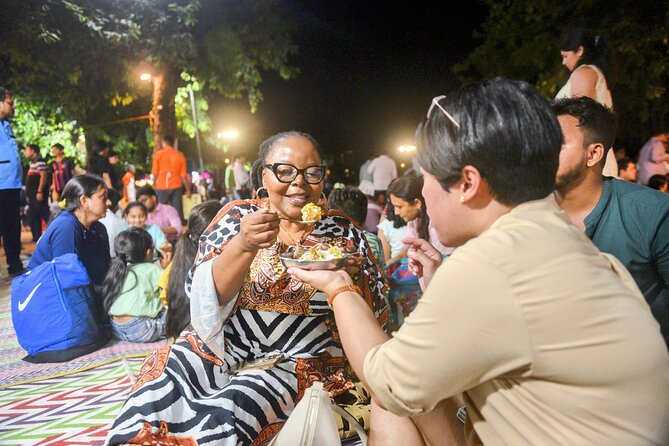 Mumbai Street Food & Bazaar Tour with Local Transport - Key things you’ll notice on this Mumbai street food tour