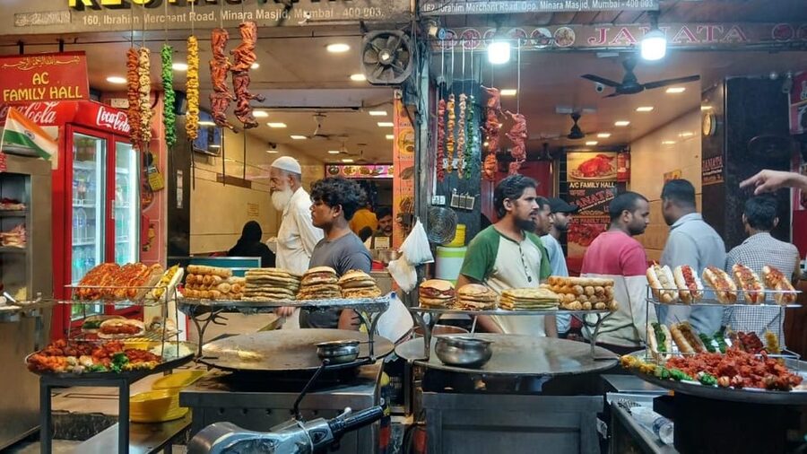 Mumbai Street Food Tour with Evening Bazaar Walk - Should you book this Chowpatty–Bhuleshwar–Minara street food tour?