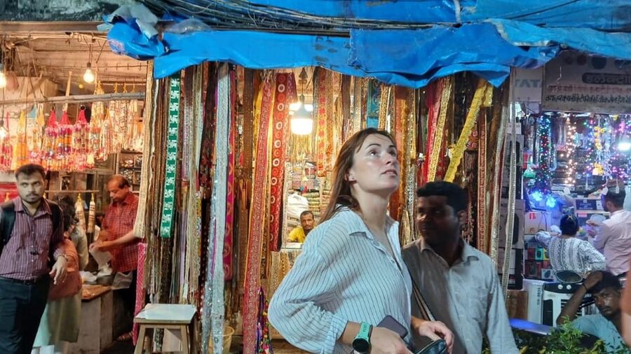 Mumbai Street Food Tour with Evening Bazaar Walk - Crossing Mumbai’s lanes with the help of an English-speaking guide