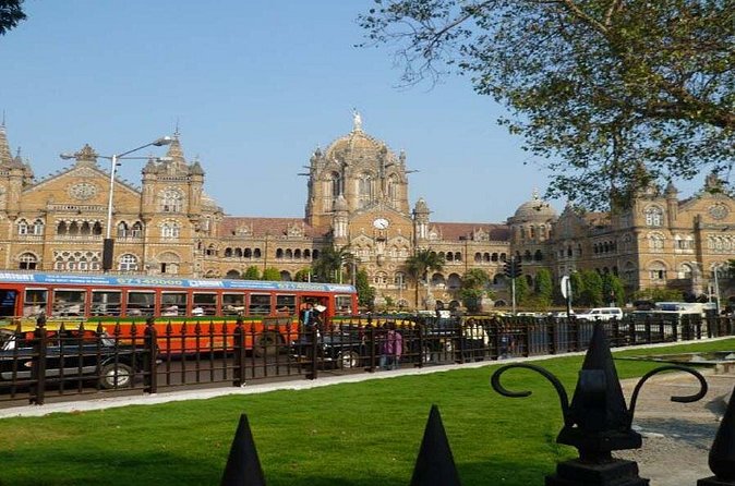 Private 8 Hours Mumbai City Sightseeing and Dharavi Slum Tour - Hanging Gardens: the quick escape above the water tanks