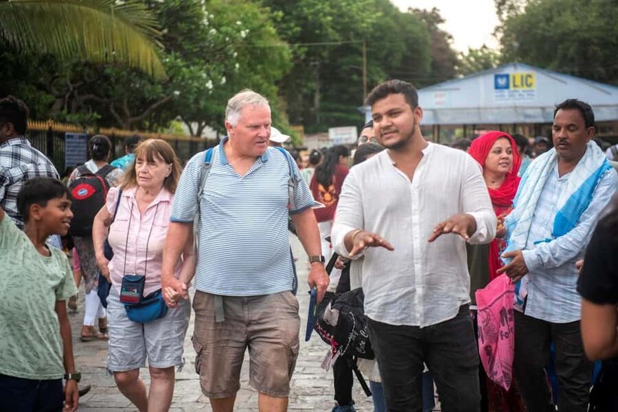 Private Full-Day Mumbai Sightseeing & Dharavi Slum Tour - Marine Drive, Malabar Hill Views, and Rajabai Clock Tower Around Oval Maidan
