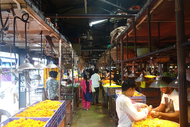 Private Half-Day Mumbai Sightseeing Tour by Public Transportation - Chor Bazaar: Flea-Market Energy and a Name With a Legend