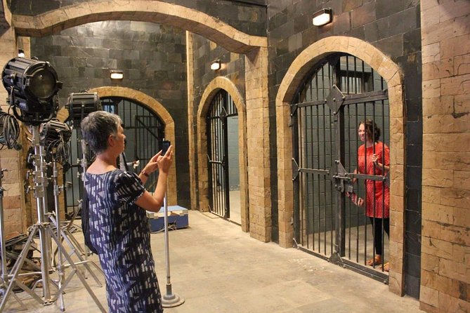 Private Mumbai City Tour and Bollywood Tours With Meal - Landmarks between scenes: Gateway of India and Mani Bhavan