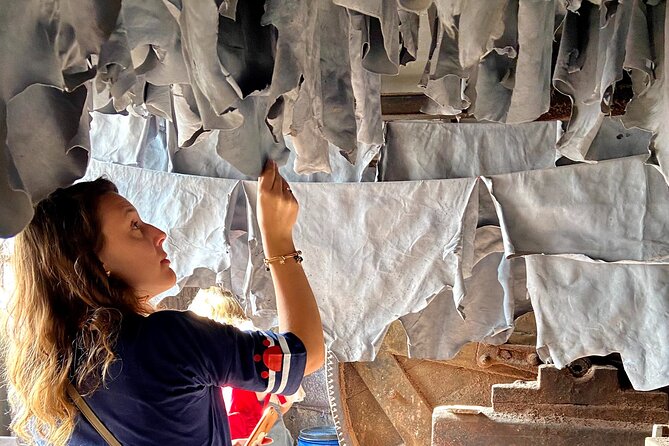 Private Slumdog Millionaire Tour in Dharavi with Slum Visit - Walking tour reality: What to wear and how to pace yourself