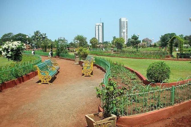 Private Tour: Malabar Hill, Mani Bhavan and Dhobi Ghat in Mumbai - In the car: the value of orientation drives