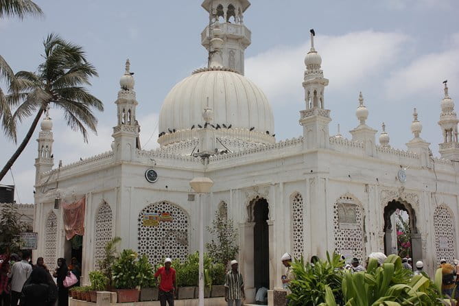 Sacred sites Mumbai tour: Hinduism, Christianity, Judaism & more - Keneseth Eliyahoo Synagogue: Jewish Mumbai and community continuity