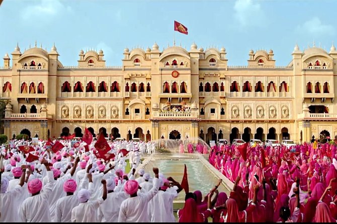 Unveiling Bollywood: Grand Tour of Iconic Real Sets & Their Story - Entering the Studio World: Sculptures, Gates, and Set Energy